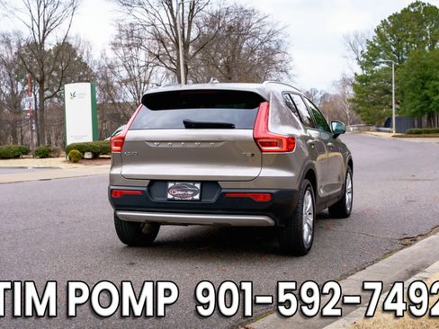 Used 2022 Volvo XC40 T5 Momentum image 5