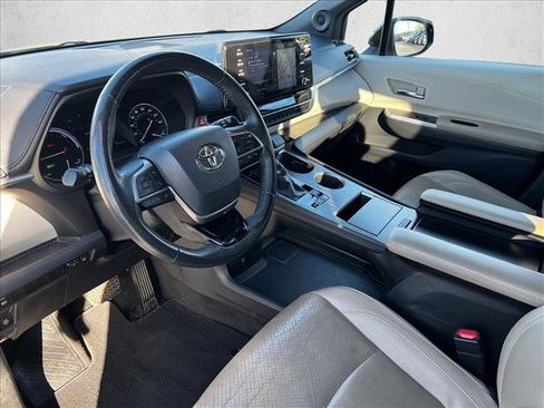 Used 2021 Toyota Sienna Limited image 9