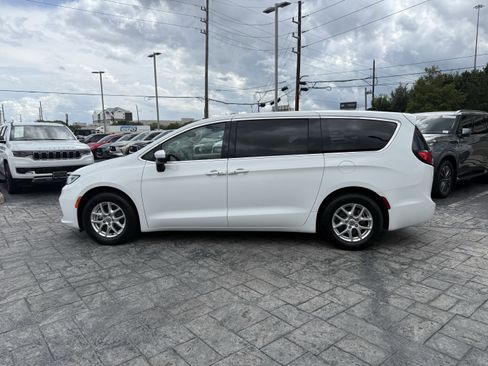 Used 2023 Chrysler Pacifica Touring-L FWD image 4