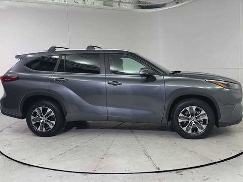 Used 2023 Toyota Highlander XLE image 9