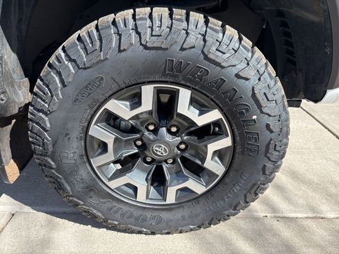 Used 2021 Toyota Tacoma TRD Off-Road w/ Technology Package image 14