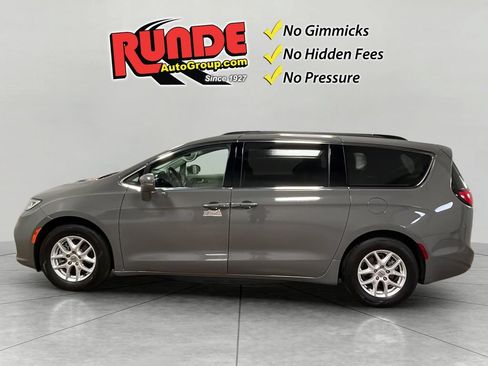 Used 2022 Chrysler Pacifica Touring-L FWD image 3