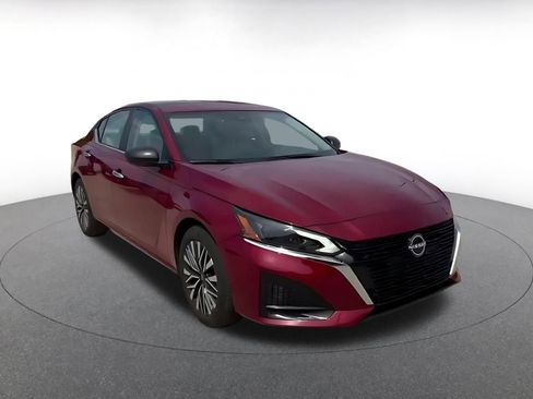 Used 2025 Nissan Altima 2.5 SV FWD image 3
