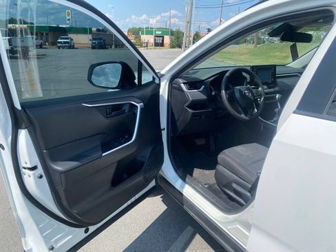 Used 2021 Toyota RAV4 LE FWD image 10