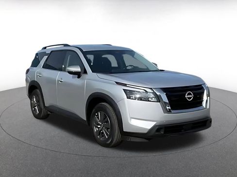 Used 2025 Nissan Pathfinder SV image 2