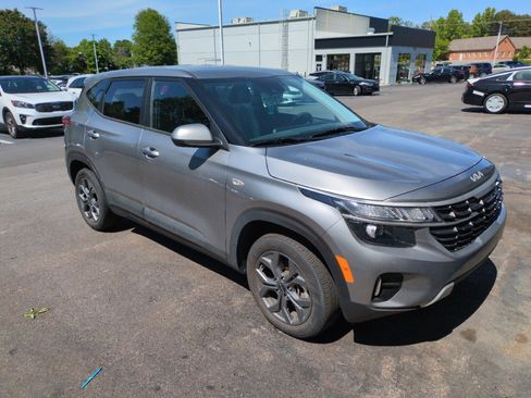 Used 2024 Kia Seltos LX AWD/4WD image 1