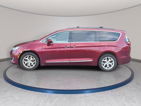 Used 2017 Chrysler Pacifica Touring-L w/ Tire & Wheel Group FWD image 3