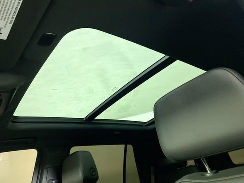 Used 2021 Chevrolet Tahoe Z71 image 17