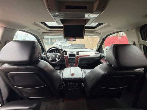 Used 2007 Cadillac Escalade AWD w/ Information Package image 9