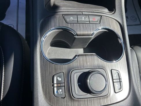 Used 2023 GMC Acadia SLT w/ Elevation Edition image 25