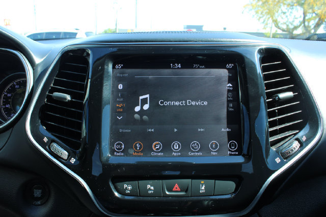 Used 2019 Jeep Cherokee Overland w/ Technology Group AWD/4WD image 19