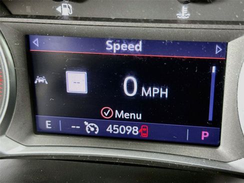 Used 2022 Chevrolet Traverse LT w/ LT Premium Package FWD image 2
