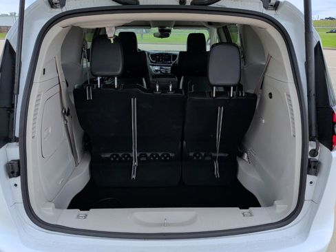 Used 2024 Chrysler Pacifica Limited FWD image 40
