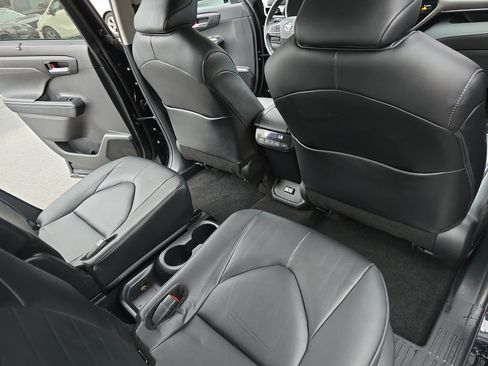 Used 2024 Toyota Highlander XLE FWD image 11