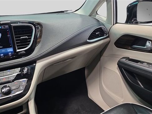 Used 2024 Chrysler Pacifica Limited image 22