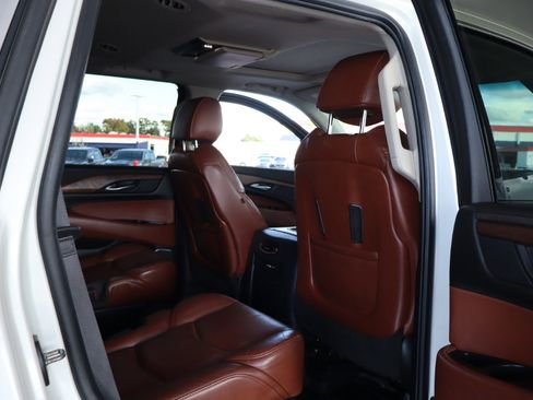 Used 2015 Cadillac Escalade Premium image 32