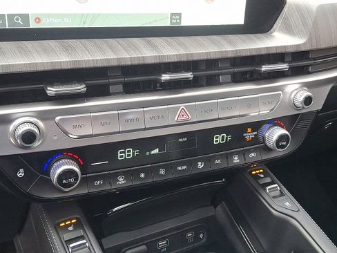 Used 2023 Kia Telluride EX w/ EX Captain's Chair Package image 16