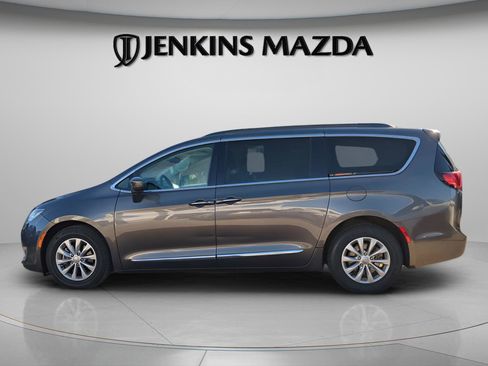 Used 2017 Chrysler Pacifica Touring-L image 2