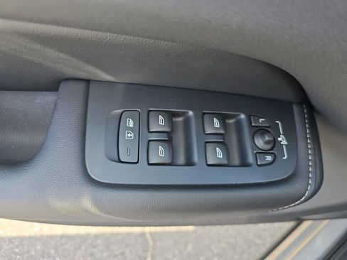 Used 2022 Volvo XC60 B5 Inscription image 25