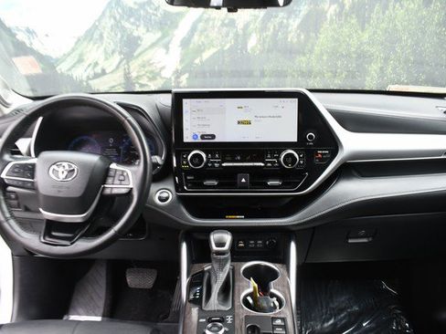 Used 2024 Toyota Highlander Limited AWD/4WD image 18