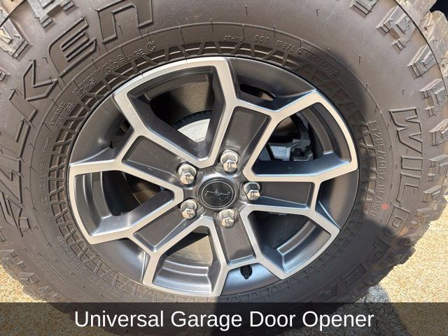 Used 2025 Jeep Gladiator Mojave AWD/4WD image 17