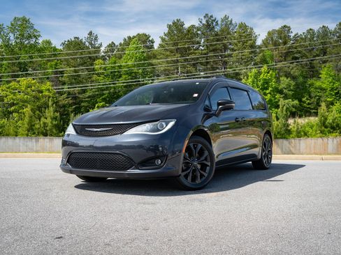 Used 2019 Chrysler Pacifica Limited w/ S Appearance Package FWD image 1