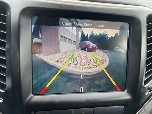 Used 2017 Jeep Cherokee Limited image 48