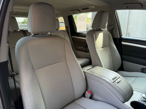 Used 2018 Toyota Highlander LE image 26