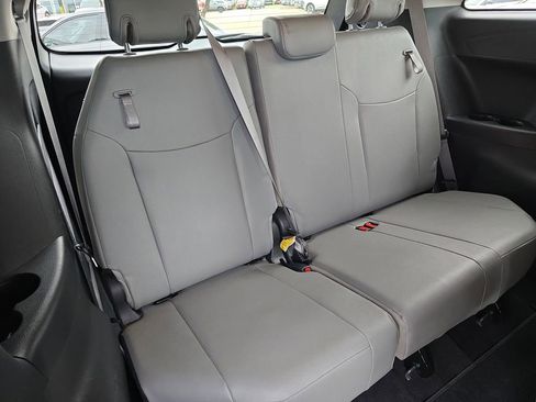 Used 2025 Toyota Sienna XLE FWD image 12