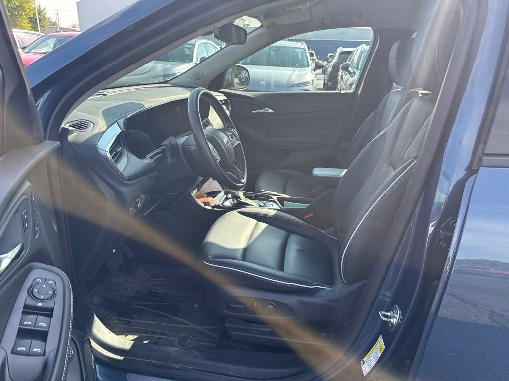 Used 2024 Buick Encore GX Avenir w/ Avenir Convenience Package FWD image 9