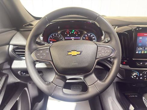 Used 2023 Chevrolet Traverse LT image 3