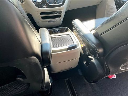 Used 2024 Chrysler Pacifica Touring-L FWD image 12