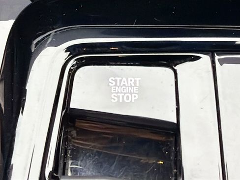 Certified 2025 BMW 530i image 38