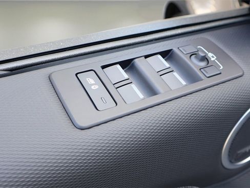 Used 2025 Land Rover Discovery Dynamic SE image 11