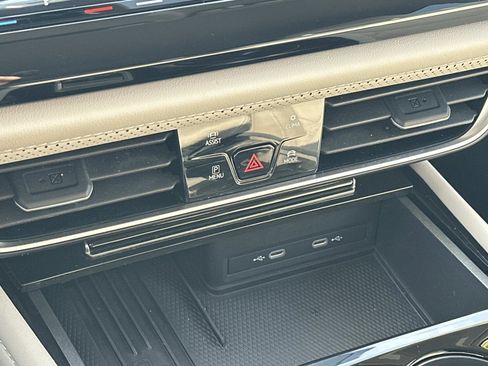 Used 2025 Volkswagen Atlas SE image 31