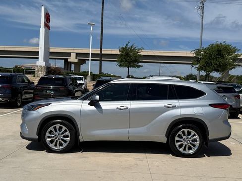 Used 2023 Toyota Highlander Limited FWD image 7