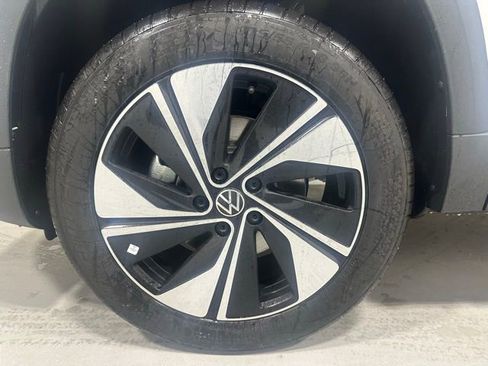 New 2026 Volkswagen Taos SE image 23