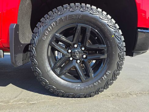 Used 2024 Chevrolet Silverado 1500 LT Trail Boss w/ Convenience Package II image 9