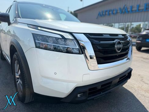Used 2022 Nissan Pathfinder SL w/ SL Black Package AWD/4WD image 10