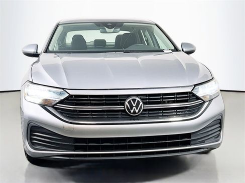 Used 2024 Volkswagen Jetta SE image 2