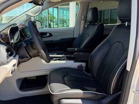 Used 2024 Chrysler Pacifica Limited FWD image 10