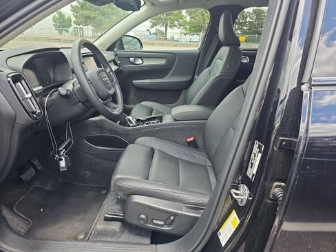 Used 2025 Volvo XC40 B5 Plus image 6