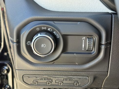 Used 2025 Jeep Wrangler Unlimited Sahara image 26