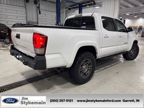 Used 2016 Toyota Tacoma TRD Sport w/ Premium & Technology Package image 12