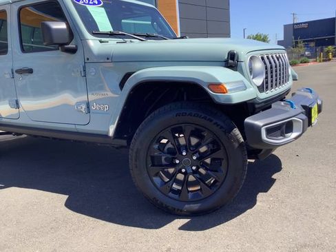 Used 2024 Jeep Wrangler Unlimited Sahara w/ Technology Group AWD/4WD image 3