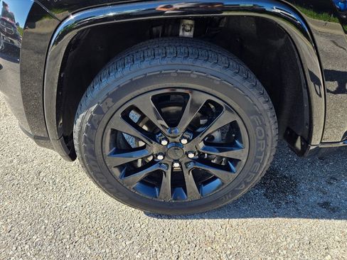 Used 2020 Jeep Grand Cherokee Altitude AWD/4WD image 11
