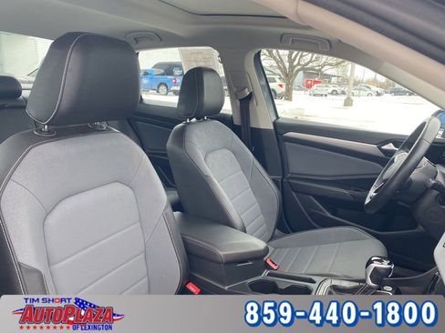 Used 2025 Volkswagen Jetta SE FWD image 42