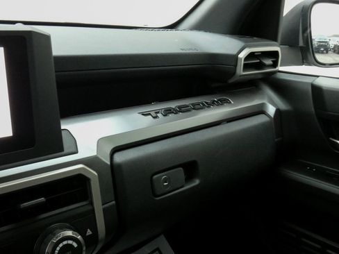 Used 2025 Toyota Tacoma TRD Off-Road image 30