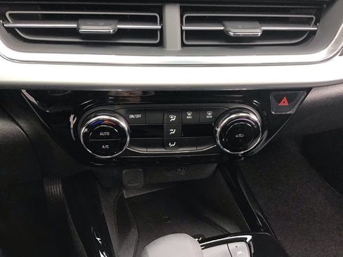 New 2026 Chevrolet Trax LT w/ Sunroof Package image 25