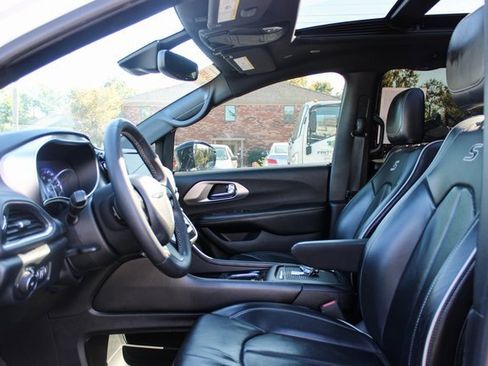 Used 2023 Chrysler Pacifica Limited w/ S Appearance Package image 13